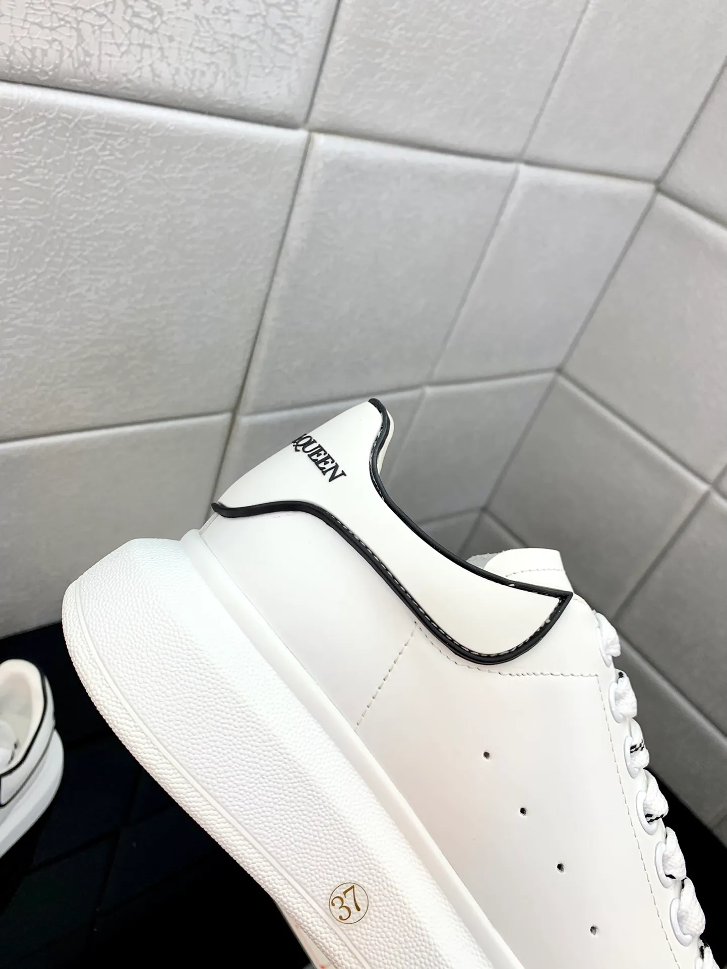 👟👟Ex-factory price 480👟👟 Women's Shoes Women's Clothing Women's Shoes Factory Women's Shoes Women's Clothes The latest McQueen white shoes original 1⃣: 1⃣ perfect reproduction ☑ Delivery of the latest counter full set of packaging 🎁Full range of colors and styles constantly updated🥳🥳 🔺Fabric: Customized original matte silk cowhide 🔺Inner lining: imported water-dyed sheepskin lining/original customized soft cowhide pad 🔺Feet: super clear high temperature air pressure logo➕soft latex pad 🔺Outsole: rubber T👟👟Ex-factory price U vacuum bottom/I👟👟Ex-factory price original foam bottom, thick bottom about 4cm